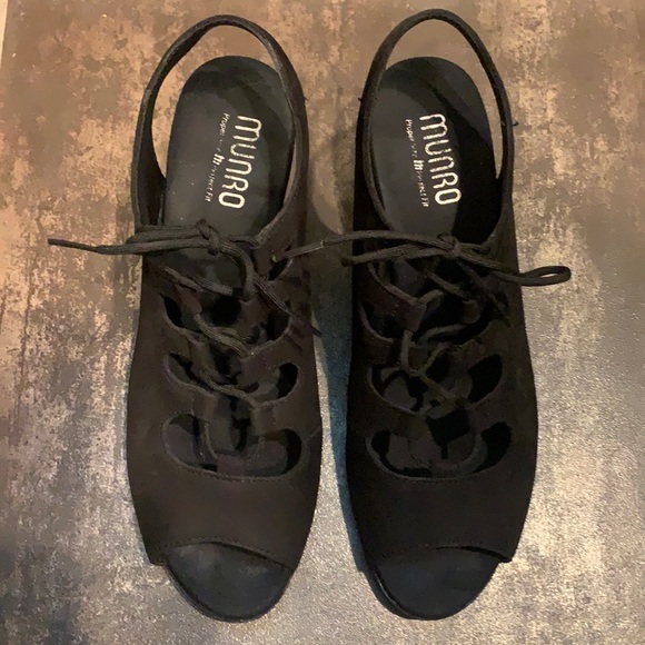 Munro Black Suede adjustable shoe 9 narrow - Picture 4 of 12